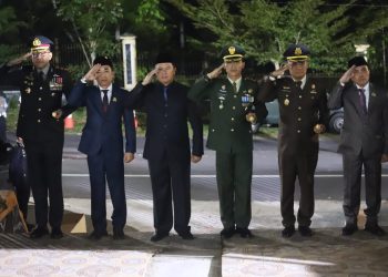 Pj. Bupati Nukman Pimpin Apel Kehormatan dan Renungan Suci di Taman Makam Pahlawan Liwa