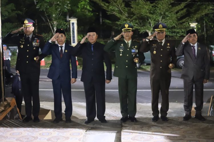 Pj. Bupati Nukman Pimpin Apel Kehormatan dan Renungan Suci di Taman Makam Pahlawan Liwa