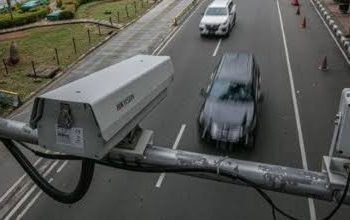 Gunakan HP Saat Berkendara? Waspadai Tilang Elektronik dan Denda yang Akan Dikenakan