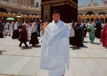 Ragnar Oratmangoen Bagikan Momen Umrah dan Gaya Rambut Baru: “Alhamdulillah”