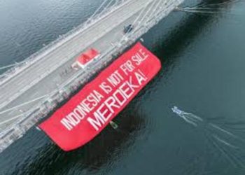 Polisi Amankan Aktivis Greenpeace dan Wartawan di Kaltim, Usai Bentangkan Spanduk ‘Indonesia is Not For Sale’