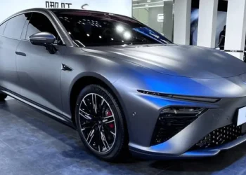 Tips Aman Berkendara dengan Mobil Listrik Saat Musim Hujan