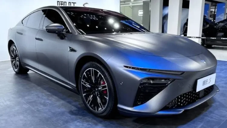 Tips Aman Berkendara dengan Mobil Listrik Saat Musim Hujan