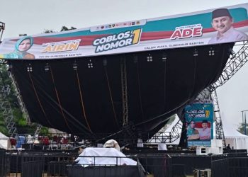 Panggung Kampanye Pasangan Airin-Ade Roboh di Citra Raya