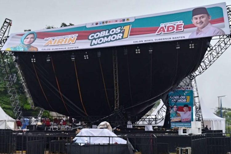 Panggung Kampanye Pasangan Airin-Ade Roboh di Citra Raya
