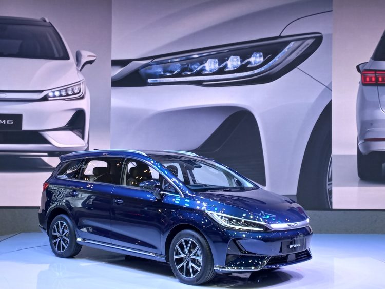 Adu Laris Mobil Listrik: BYD M6 vs Hyundai Kona EV, Siapa yang Terlaris?