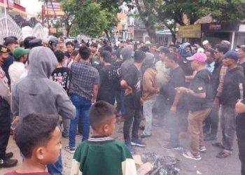 Pendukung Jamaluddin-Tomy Lempari Kantor Bawaslu Bulukumba dengan Telur Busuk