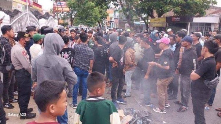 Pendukung Jamaluddin-Tomy Lempari Kantor Bawaslu Bulukumba dengan Telur Busuk