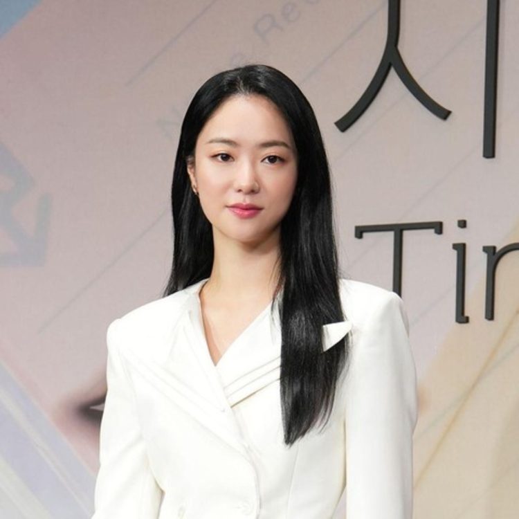 Jeon Yeo Been Memukau dalam Perannya sebagai Madame Gong di Film Korea Harbin