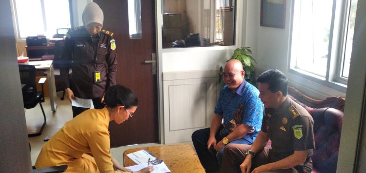 Kejati Lampung Terima Uang Titipan Kerugian Negara dalam Kasus Pesisir Barat 2022