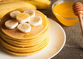 Pancake Pisang dengan Saus Madu yang Menggoda