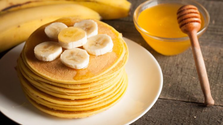 Pancake Pisang dengan Saus Madu yang Menggoda