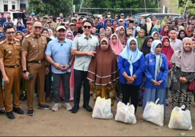 Bupati Lampung Selatan Terpilih Salurkan Bantuan kepada Korban Banjir di Desa Bandar Agung