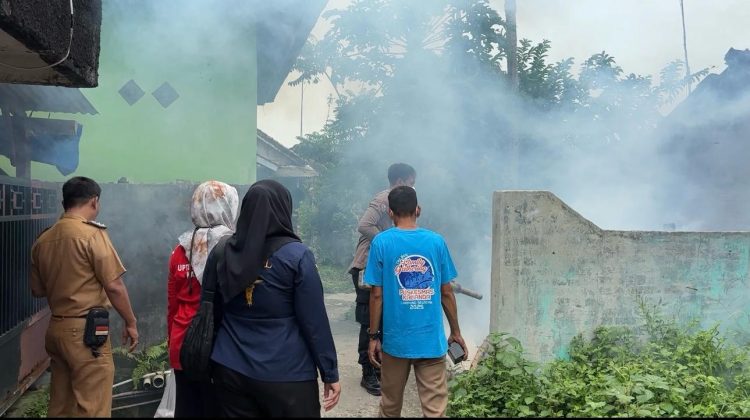 Polres Lampung Selatan Bersama Puskesmas Kalianda Gelar Fogging Cegah DBD