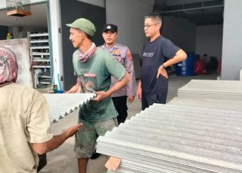 Kapolres Lampung Selatan Bantu Janda Sebatang Kara Korban Angin Kencang