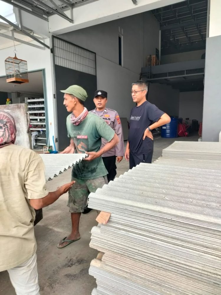Kapolres Lampung Selatan Bantu Janda Sebatang Kara Korban Angin Kencang