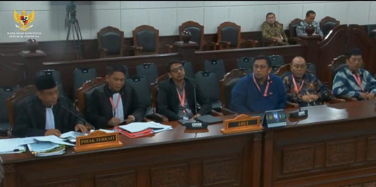 MK Curigai SKPI Aries Sandi, Perintahkan Bukti Pendidikan Lengkap di Sidang Berikutnya