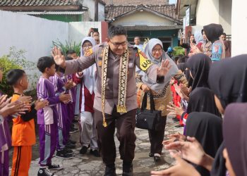 Polres Lampung Selatan Lanjutkan Program “Jumat Berkah” dengan Pembagian Makanan Bergizi di SDN 4 Kalianda