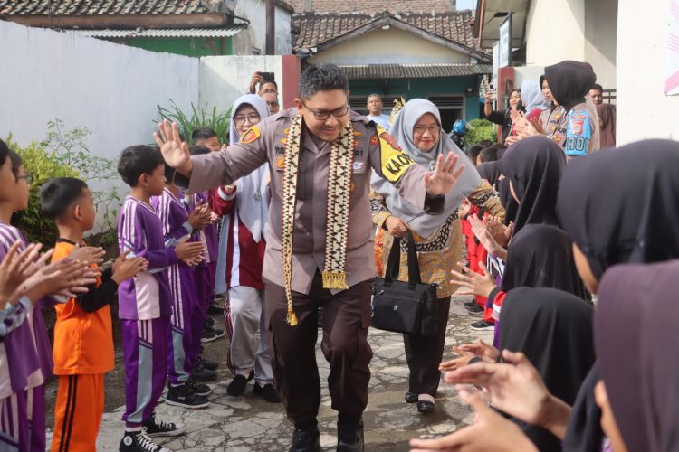Polres Lampung Selatan Lanjutkan Program “Jumat Berkah” dengan Pembagian Makanan Bergizi di SDN 4 Kalianda
