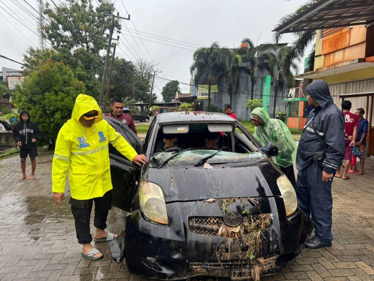 Hujan Deras Picu Banjir di Bandar Lampung, Mobil Hanyut Satu Orang Tewas