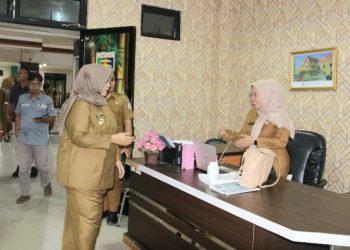 Hari Pertama Bertugas, Wabup Pringsewu Umi Laila Silaturahmi dengan Pegawai Sekretariat