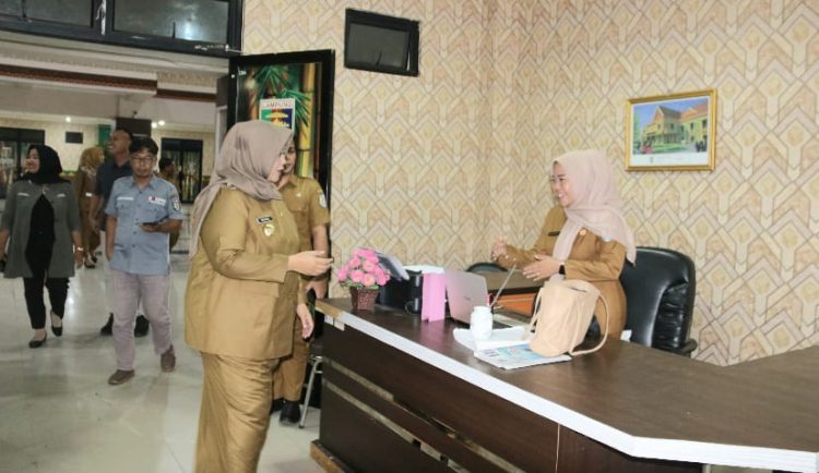 Hari Pertama Bertugas, Wabup Pringsewu Umi Laila Silaturahmi dengan Pegawai Sekretariat