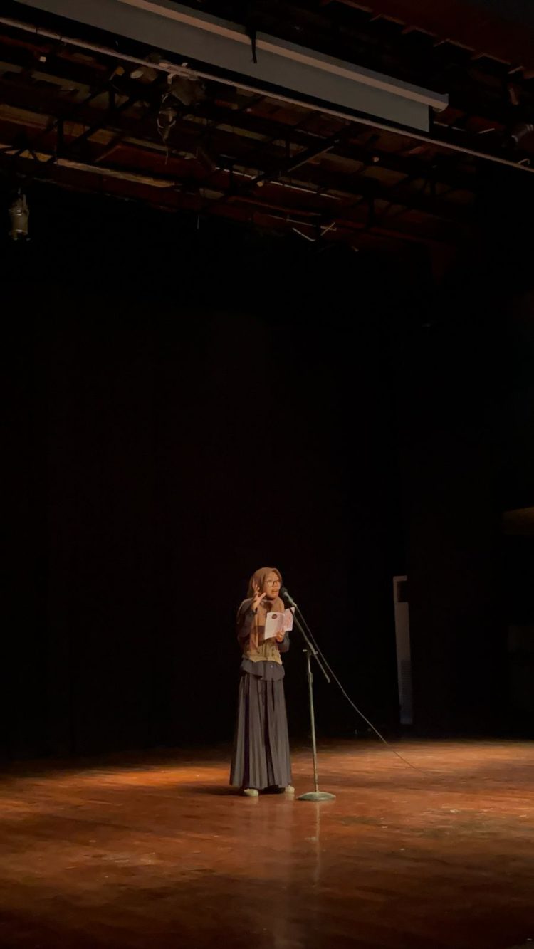 Dzafira Adelia, Remaja Berbakat yang Mempesona di Dunia Puisi