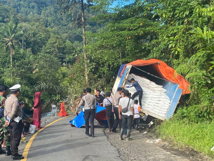 Satlantas Polres Lampung Barat Evakuasi Kendaraan Terperosok, Lalu Lintas Kembali Normal