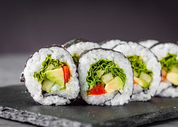 Cara Membuat Sushi Roll Praktis untuk Menu Buka Puasa