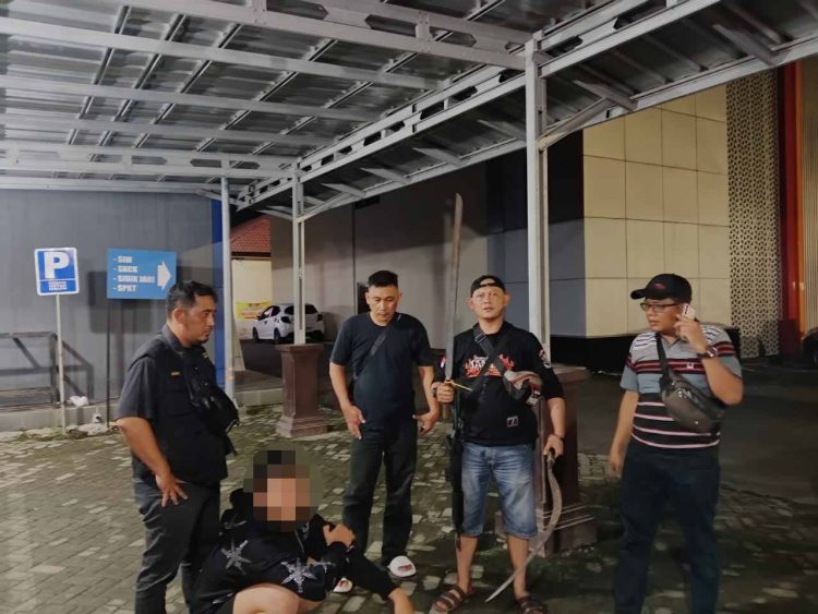 Pelajar Pembawa Senjata Tajam Diamankan Polisi Setelah Lakukan Perlawanan