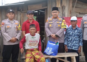 Kapolres Lampung Selatan Sambangi Kakek Sokim, Lansia Sebatangkara yang Tinggal di Gubuk Reyot