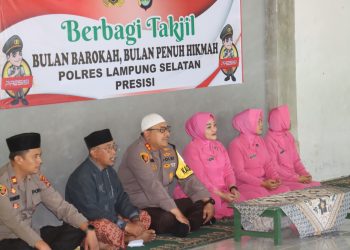 Polres Lampung Selatan dan Bhayangkari Bagikan Takjil, Wujud Kepedulian di Bulan Ramadan