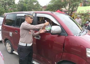 SatlantasPeduli: Berbagi Takjil Gratis Sambil Sosialisasi Tertib Lalu Lintas di Lampung Selatan