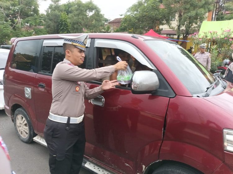 SatlantasPeduli: Berbagi Takjil Gratis Sambil Sosialisasi Tertib Lalu Lintas di Lampung Selatan