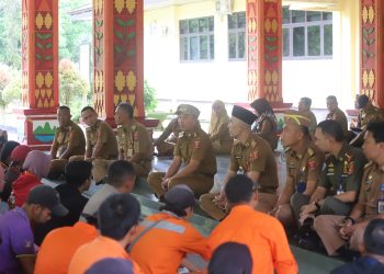 Bupati Parosil Apresiasi Petugas Kebersihan, Hadiahkan Umrah Gratis