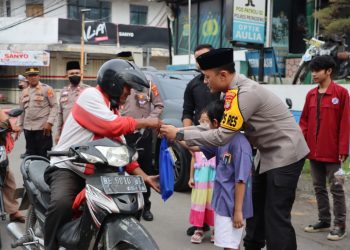 Polres Pringsewu Bersama Mahasiswa Berbagi Takjil, Wujud Nyata Kepedulian di Bulan Ramadan