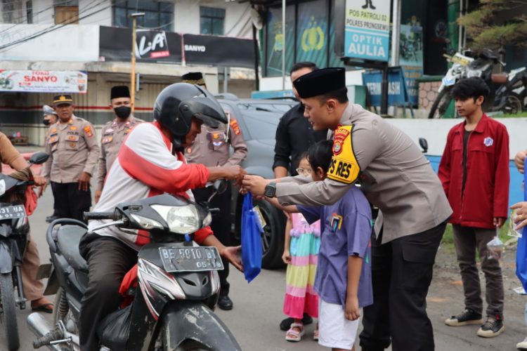 Polres Pringsewu Bersama Mahasiswa Berbagi Takjil, Wujud Nyata Kepedulian di Bulan Ramadan
