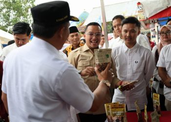 Bupati Lampung Barat dan HIPMI Borong Takjil, Dorong UMKM di Gebyar Ramadan