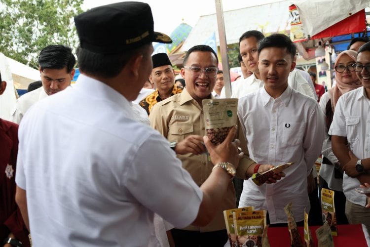 Bupati Lampung Barat dan HIPMI Borong Takjil, Dorong UMKM di Gebyar Ramadan