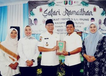 Bupati Pringsewu Serahkan Al-Quran Terjemahan Bahasa Lampung kepada Gubernur, Simbol Pelestarian Budaya dan Keagamaan