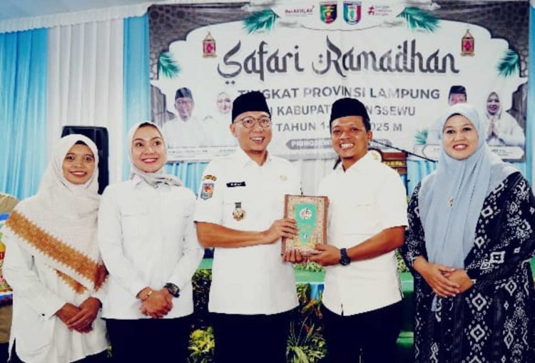 Bupati Pringsewu Serahkan Al-Quran Terjemahan Bahasa Lampung kepada Gubernur, Simbol Pelestarian Budaya dan Keagamaan