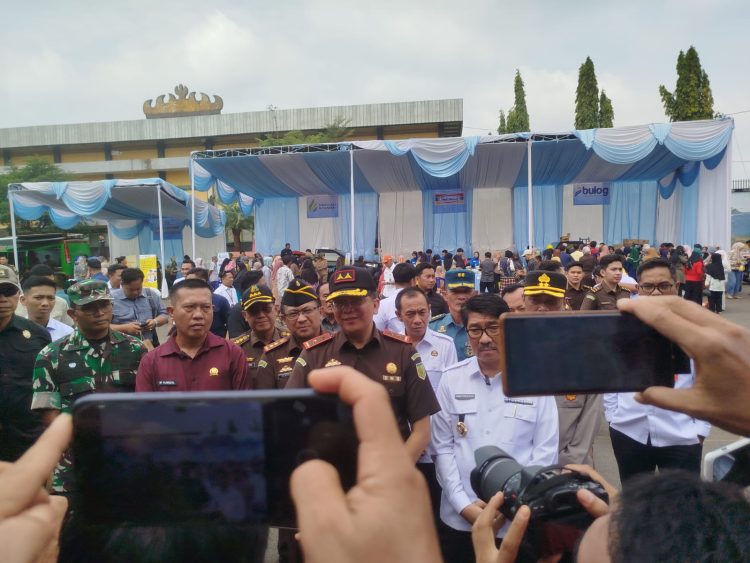 Jelang Idul Fitri, Kejari Lampung Utara Gelar Pasar Murah, Warga Antusias Berburu Sembako Murah