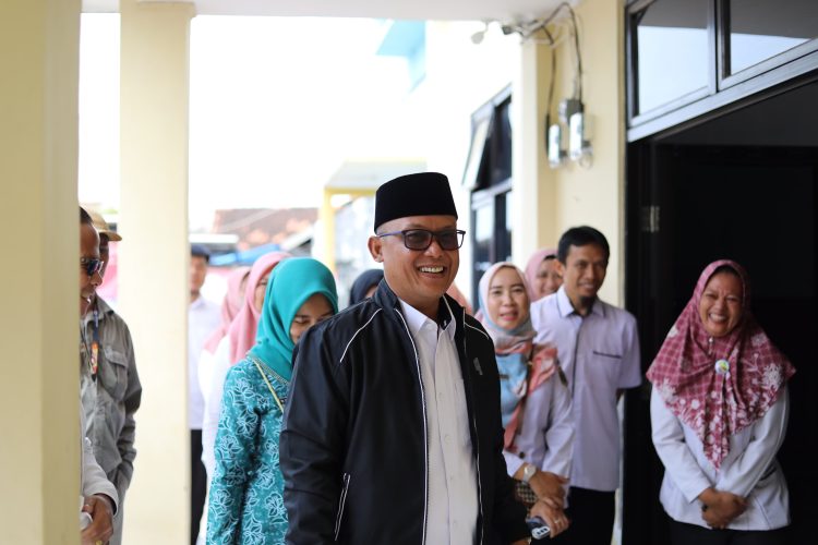 Pastikan Pelayanan Optimal, Bupati Ardito Wijaya Tinjau Puskesmas Seputih Surabaya
