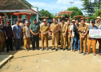 Dorong Efisiensi Pertanian, Bupati Lampung Utara Bagikan 15 Traktor ke Kelompok Tani