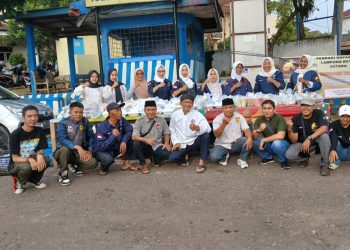 Forum Karateka Bersatu dan Pendaki Nafas Tua Lampura Berbagi Takjil untuk Sesama di Kotabumi