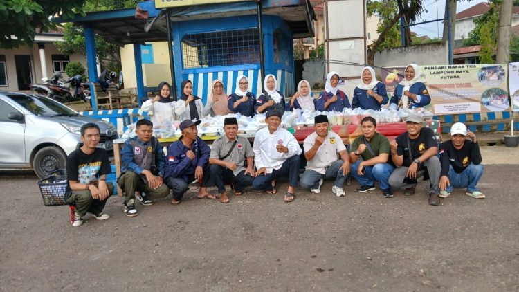 Forum Karateka Bersatu dan Pendaki Nafas Tua Lampura Berbagi Takjil untuk Sesama di Kotabumi