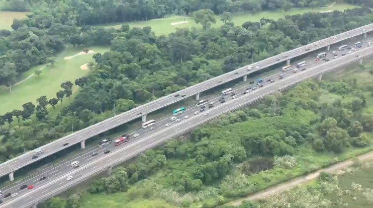 Kapolri Pantau Arus Mudik Lewat Udara, Pastikan Kelancaran di Tol Jakarta-Cikampek