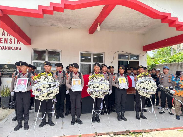 Polri Anugerahi Kenaikan Pangkat Anumerta untuk Tiga Anggota Polda Lampung yang Gugur dalam Tugas