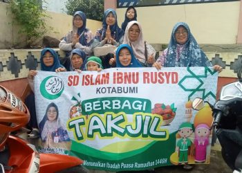Kejar Pahala Ramadhan, Pemdes Pekurun Bagikan Ratusan Takjil kepada Warga