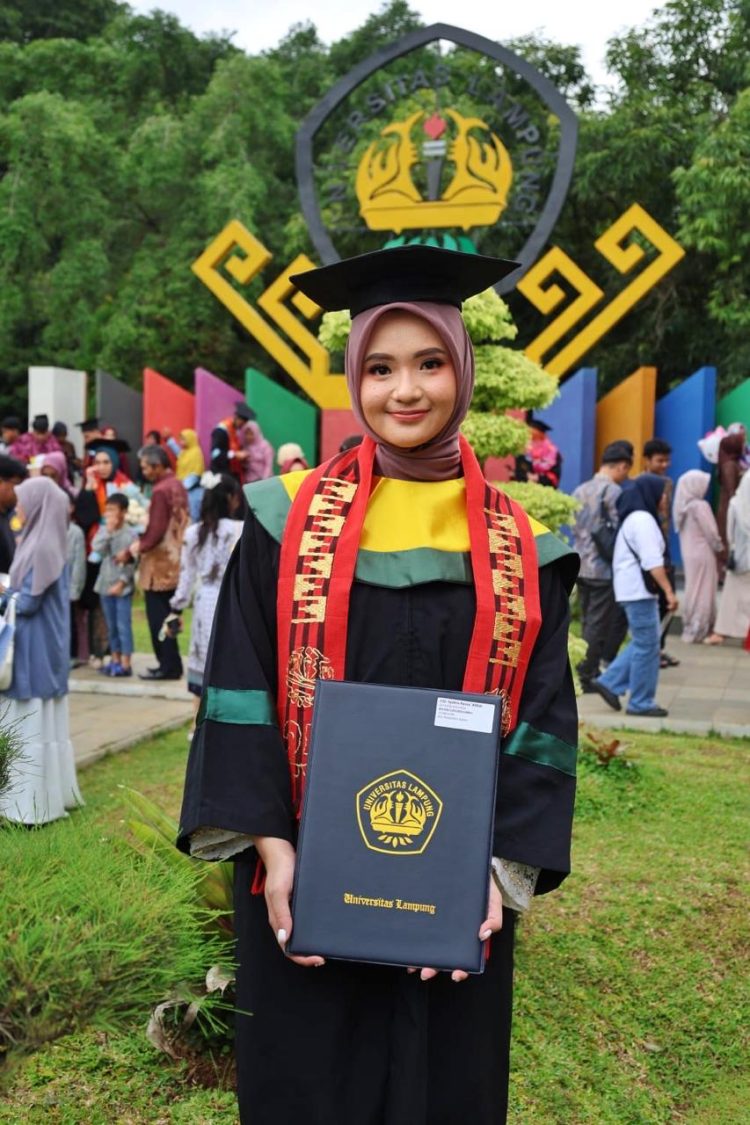 Beasiswa Kedokteran Lampung Barat Berbuah Hasil: Syafira Hasna Afifah Resmi Wisuda